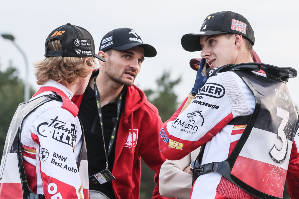 Cierniak and Przyjemski get a few tips from Poland's triple world champion Bartosz Zmarzlik. PHOTO: Jarek Pabijan