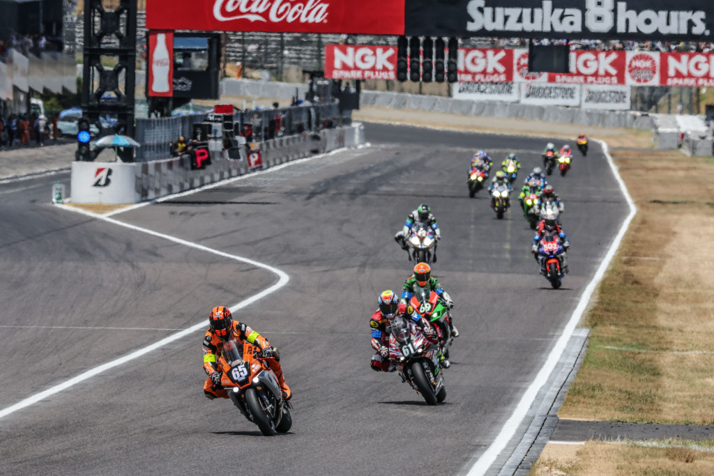 05-Motobox-Kremer-Racing-large.jpg