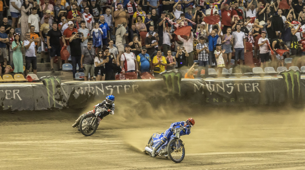 Lindgren hunts down Zmarzlik in a thrilling final. PHOTO: Taylor Lanning