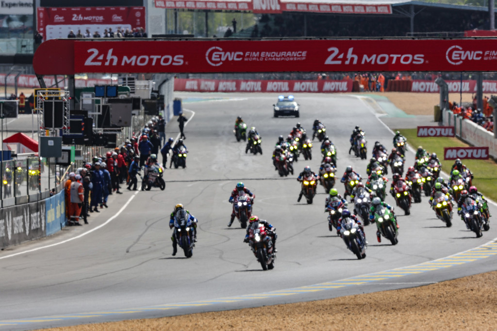 24-Heures-Motos-2024-start-first-corner-large.jpg