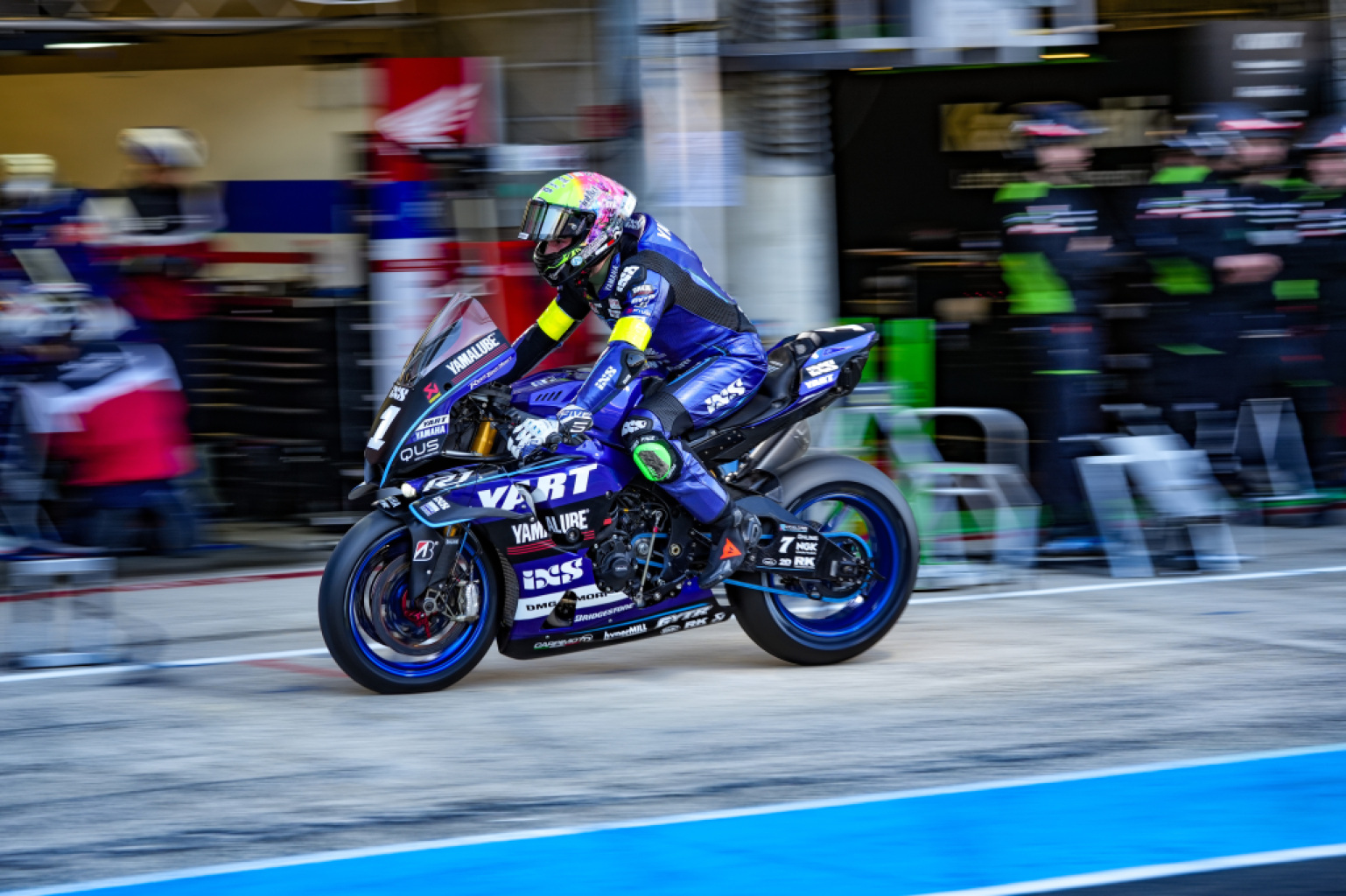 24時間耐久レース: YARTが4時間後にペースを設定し、BMW Motorradワールドエンデュランスチームが戦略を練る。 | FIM ...