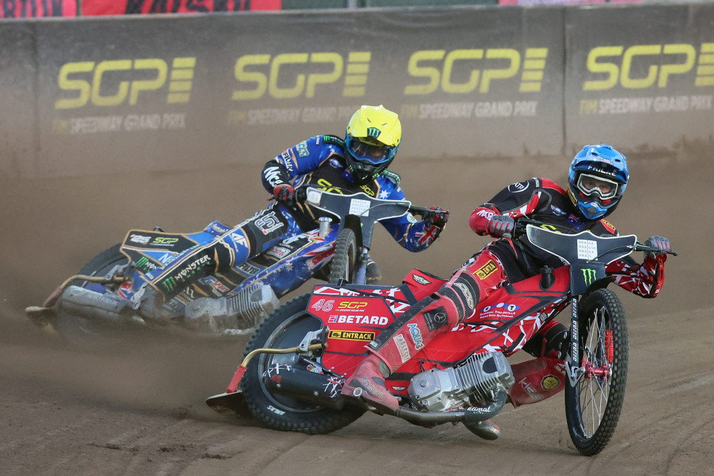 FRICKE LEADS LEICESTER'S PREMIERSHIP PUSH